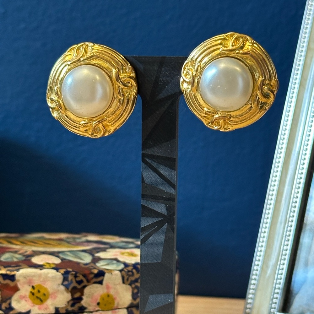 CHANEL Vintage 1993 Gold Clip-On Earrings with Faux Pearls – Made in France - Picture 2 of 13